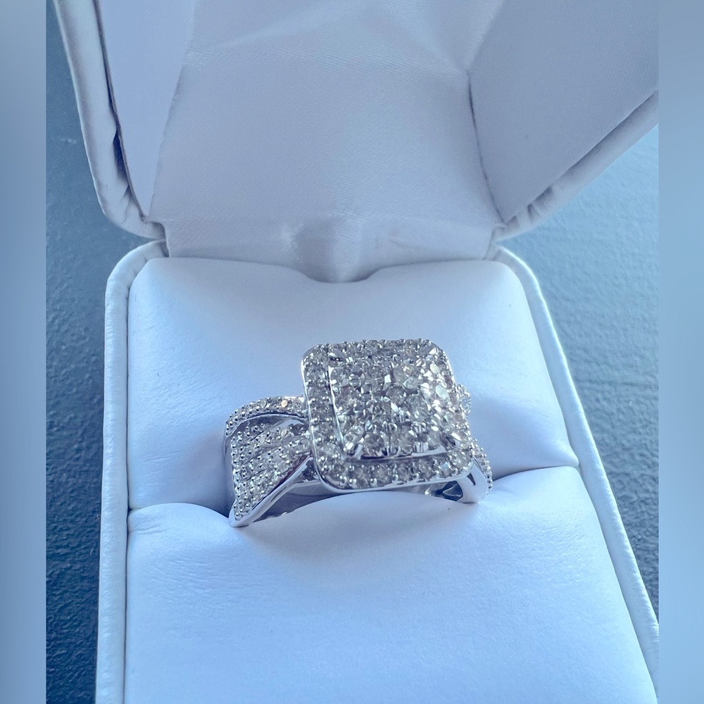 SOLD Real engagement/ anniversary ring
10kt Gold Cushion Cut 1.00 ct Diamond